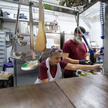 encargado-reparando-electrodomésticos-comunidad-valenciana